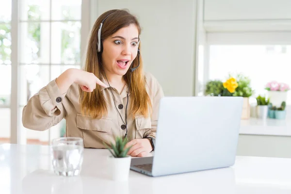 Bella Giovane Donna Operatore Che Lavora Con Computer Portatile Indossa — Foto Stock