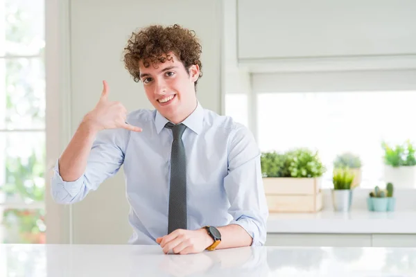 Mladý Obchodník Kravatě Usmívá Gestikuluje Rukama Prsty Jako Mluvil Telefonu — Stock fotografie