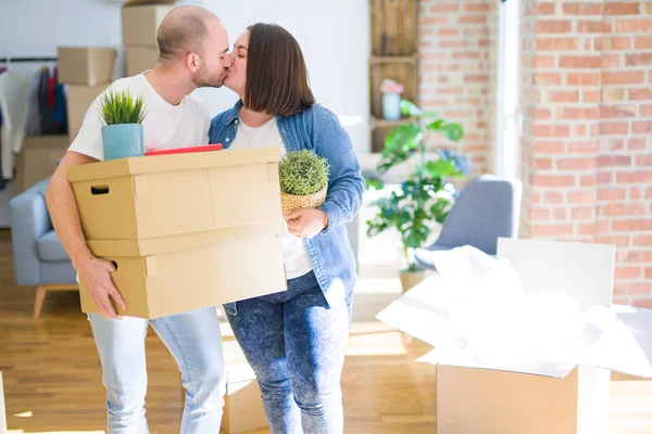 Pareja Joven Mudándose Nuevo Hogar Sonriendo Feliz Sosteniendo Cajas Cartón — Foto de Stock