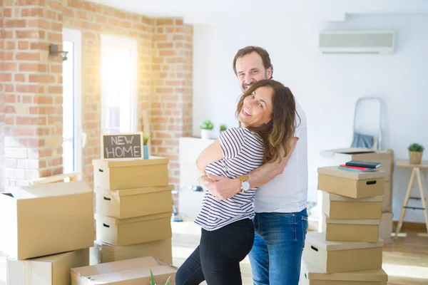 Casal Sênior Meia Idade Mudando Para Uma Nova Casa Sorrindo — Fotografia de Stock