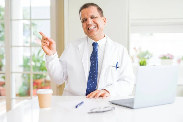 Średnim Wieku Lekarz Człowiek Ubrany Biały Płaszcz Medyczny Pracy Laptopem — Zdjęcie stockowe