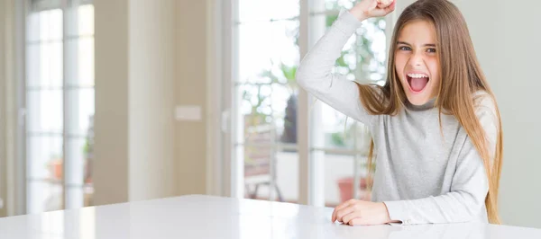 Imagem Ângulo Largo Belo Garoto Menina Vestindo Camisola Casual Com — Fotografia de Stock