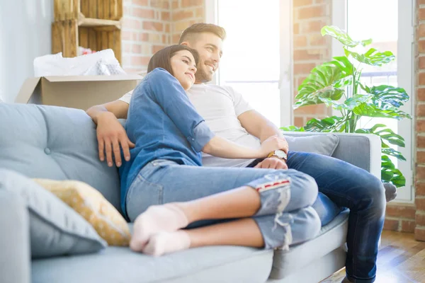 Schönes Paar Umarmt Sich Verliebt Auf Dem Sofa Sehr Glücklich — Stockfoto