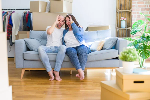 Pareja Joven Sentada Sofá Arround Cajas Cartón Que Trasladan Una — Foto de Stock