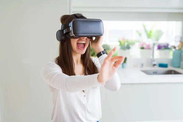 シミュレーション眼鏡ヘッドセットを使用して仮想現実ゲームをプレイ若い女性 面白いと素晴らしいエンターテイメント — ストック写真