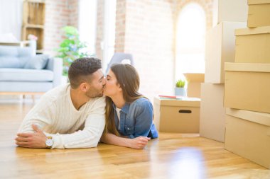 Yeni evin katında yatan genç güzel çift, yeni daireye taşınmak için çok mutlu aşk gülümsüyor