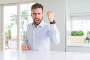 Yakışıklı iş adamı kızgın ve öfkeli yükselterek yumruk sinirli ve öfkeli öfke ile bağırırken. Öfke ve agresif kavram.