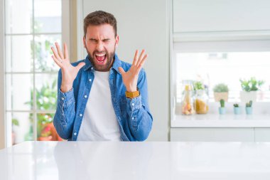 Yakışıklı adam evde deli ve deli silah kaldırdı ve kapalı gözleri heyecanlı çığlık ile başarı için kutluyor. Kazanan kavramı