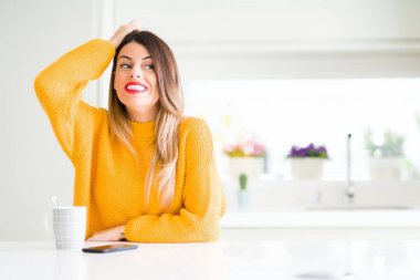 Genç ve güzel bir kadın evde bir fincan kahve içiyor. Kafası karışıyor ve soru soruyor. Şüpheyle kararsız, kafa kafaya düşünerek. Düşünceli kavram.