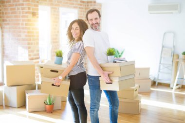 Orta yaş Senior çift yeni bir eve hareket, karton boks tutuyordum mutlu aşık Apartmant ile