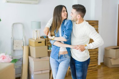 Güzel genç çift yeni bir eve hareket, aşk yeni daire kutluyor dans