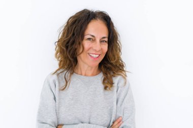 Kıvırcık saçlı güzel orta yaş kadın, beyaz izole arka plan üzerinde dişleri gösteren yüzünde büyük bir gülümseme ile gülüyor, silah geçti neşeli ve mutlu gülümseyen