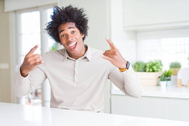 Evde Afrikalı Amerikalı adam el yukarı ile kaya sembolü yapıyor çılgın ifade ile bağırıyor. Müzik yıldızı. Ağır kavram.