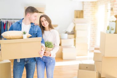Mutlu genç çift yeni daireye taşıma 