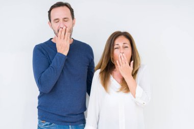 Güzel orta yaş kaç aşk izole arka plan üzerinde içinde el ile ağız kapsayan yorgun esneme sıkılmış. Restless ve uyku hali.