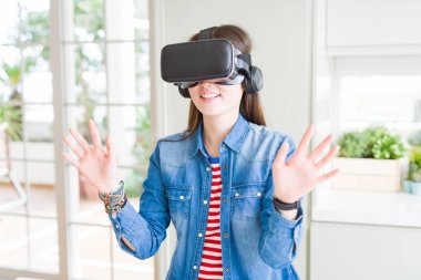 Sanal gerçeklik gözlük gülümseyen ve co giyen genç Asyalı kadın