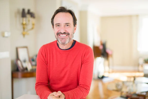 Hombre Guapo Mediana Edad Casa Con Una Sonrisa Feliz Fresca —  Fotos de Stock