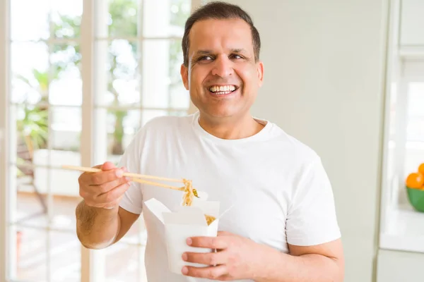 Hombre Mediana Edad Comiendo Llevar Fideos Con Puntillas Casa — Foto de Stock