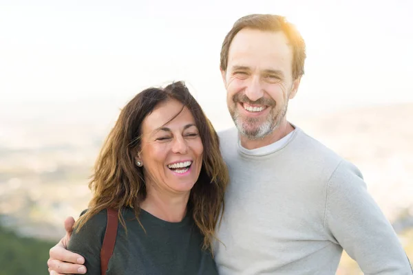 Pareja Romántica Sonriendo Abrazándose Día Soleado —  Fotos de Stock