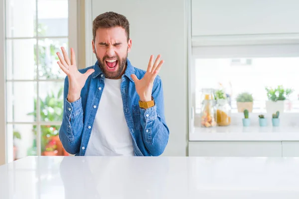 Gutaussehender Mann Hause Der Verrückt Und Erfolgsverrückt Mit Erhobenen Armen — Stockfoto