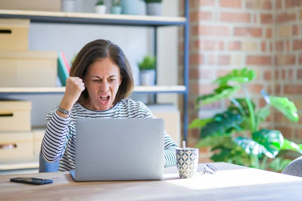 Donna Anziana Mezza Età Seduta Tavola Casa Lavorare Con Computer — Foto Stock