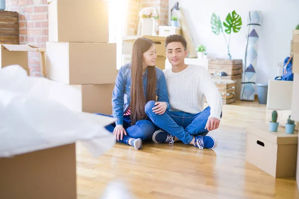 年轻的亚洲夫妇坐在新房子的地板上 圆纸板箱放松和微笑快乐 — 图库照片