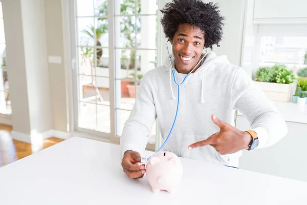 Africano Americano Homem Segurando Estetoscópio Verificando Saúde Financeira Mealheiro Muito — Fotografia de Stock