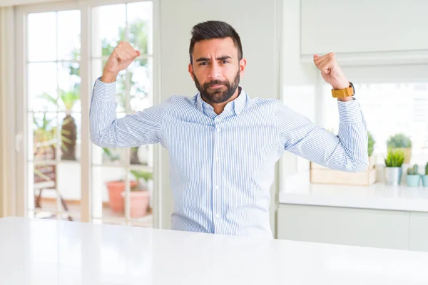 Knappe Spaanse Business Man Toont Arms Spieren Trots Glimlachend Fitness — Stockfoto