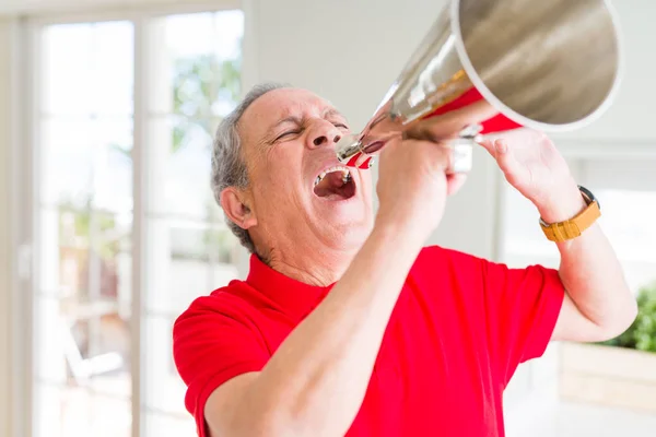 Homem Sênior Gritando Animado Através Megafone Metal Vintage — Fotografia de Stock