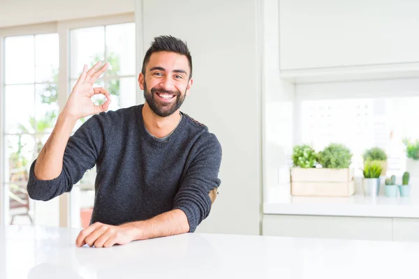 Yakışıklı Spanyol Adam Evde Rahat Kazak Giyen Olumlu Parmakları Ile — Stok fotoğraf