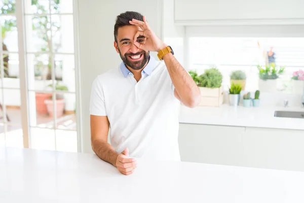 Bello Ispanico Uomo Casual Bianco Shirt Casa Facendo Gesto Con — Foto Stock