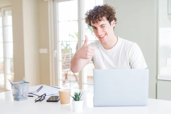 Fiatal Tanuló Ember Dolgozik Tanul Számítógép Segítségével Laptop Boldog Nagy — Stock Fotó