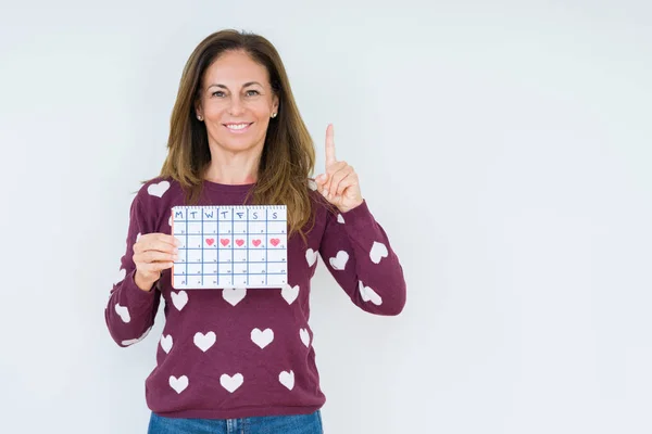 Donna Mezza Età Che Tiene Calendario Mestruale Sfondo Isolato Sorpreso — Foto Stock