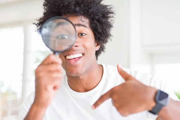 Hombre Afroamericano Mirando Través Lupa Con Cara Sorpresa Señalando Dedo — Foto de Stock