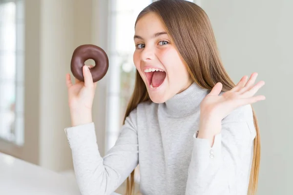 Hermosa Joven Con Uso Comer Donut Chocolate Muy Feliz Emocionado —  Fotos de Stock