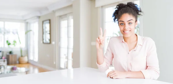 Wide Angle Beautiful African American Woman Afro Hair Showing Pointing — Stockfoto