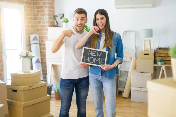 Joven Hermosa Pareja Sosteniendo Pizarra Con Nuevo Texto Casa Nueva — Foto de Stock