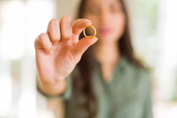 Primer plano de la mujer sonriendo mostrando alianza de oro anillo de bodas —  Fotos de Stock