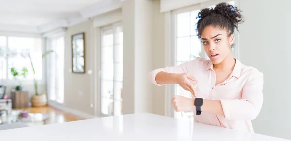 Amplio Ángulo Hermosa Mujer Afroamericana Con Pelo Afro Prisa Apuntando —  Fotos de Stock