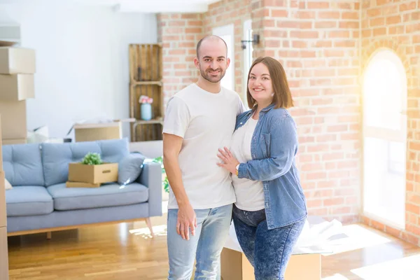 Ungt Par Tillsammans Leende Glad Flyttar Till Ett Nytt Hus — Stockfoto