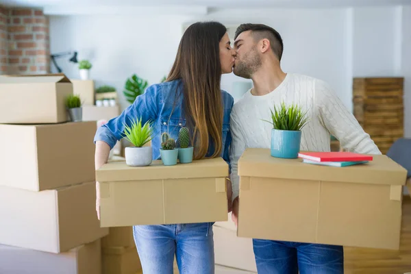 Young Couple Moving New Home Smiling Happy Holding Cardboard Boxes — Stock Photo, Image