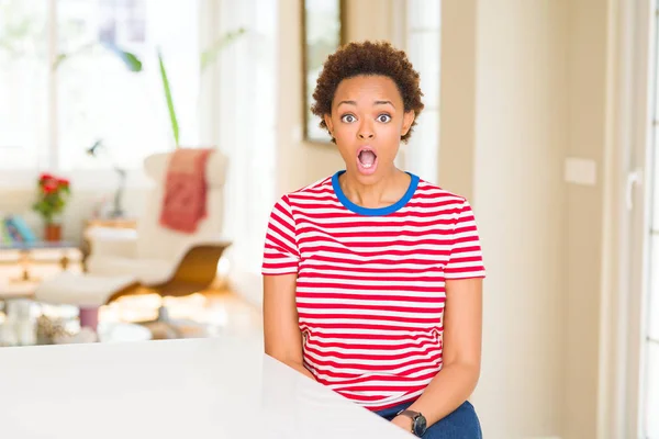 Fiatal Gyönyörű Afrikai Amerikai Otthon Fél Megdöbbentem Meglepetés Kifejezés Félelem — Stock Fotó