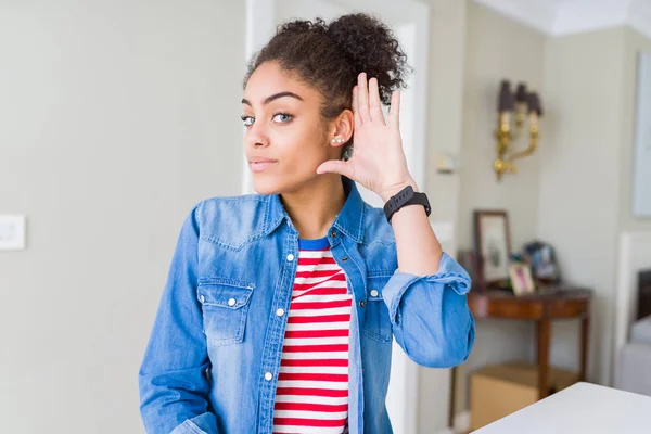 Bella Giovane Donna Afro Americana Con Capelli Afro Che Indossa — Foto Stock