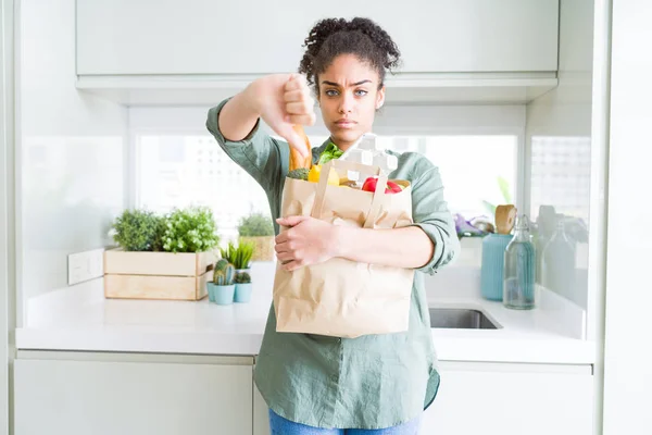 Jonge Afro Amerikaanse Meisje Met Papieren Tas Van Boodschappen Van — Stockfoto