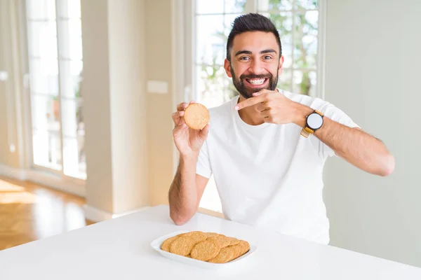 Όμορφος Ισπανικός Άνθρωπος Που Τρώει Υγιή Ολόκληρα Μπισκότα Δημητριακών Πολύ — Φωτογραφία Αρχείου