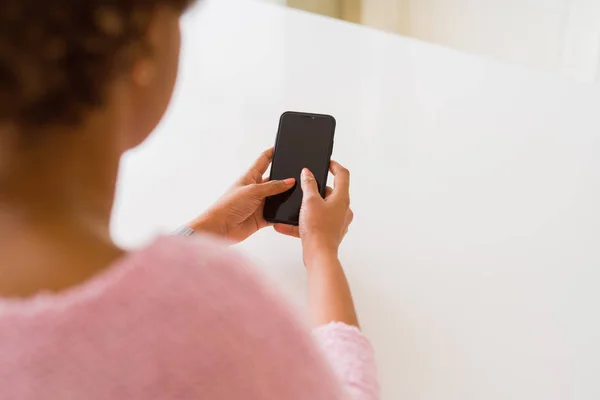 Närbild Kvinna Som Använder Blank Skärm Smartphone — Stockfoto