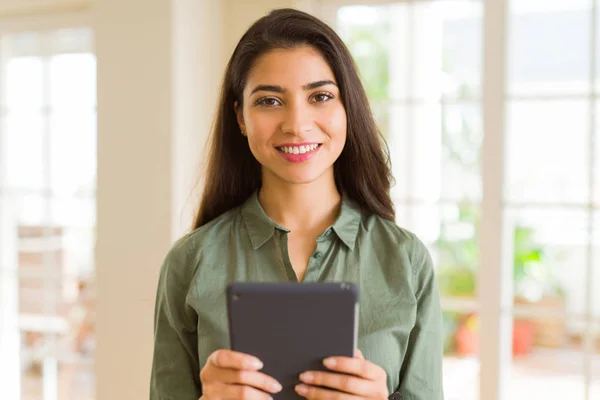 Belle jeune femme travaillant à l'aide d'une tablette tactile — Photo