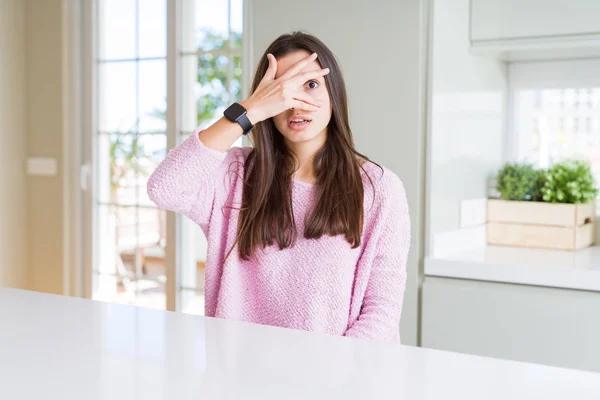 Bella Giovane Donna Che Indossa Maglione Rosa Sbirciare Shock Che — Foto Stock