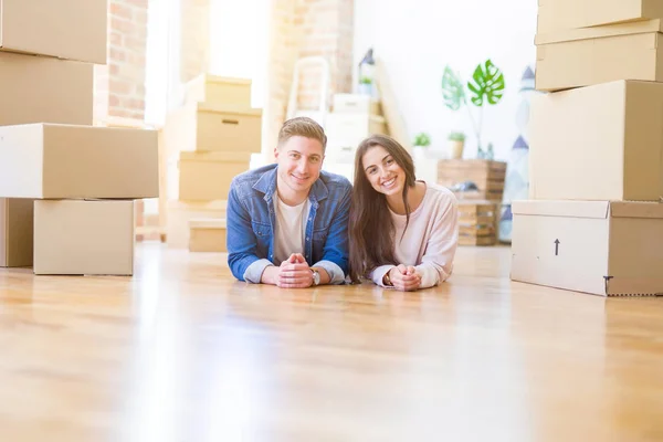 Feliz Jovem Casal Mudando Para Novo Apartamento — Fotografia de Stock