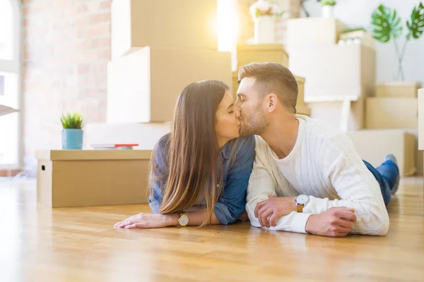 Unga Vackra Par Som Ligger Golvet Nya Huset Leende Kärlek — Stockfoto